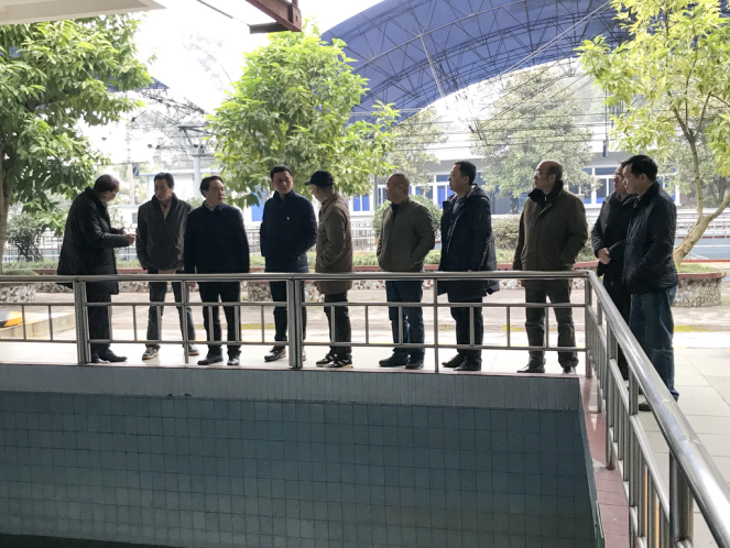 市水務(wù)局局長(zhǎng)董大華一行到一水廠對(duì)一線員工進(jìn)行春節(jié)慰問