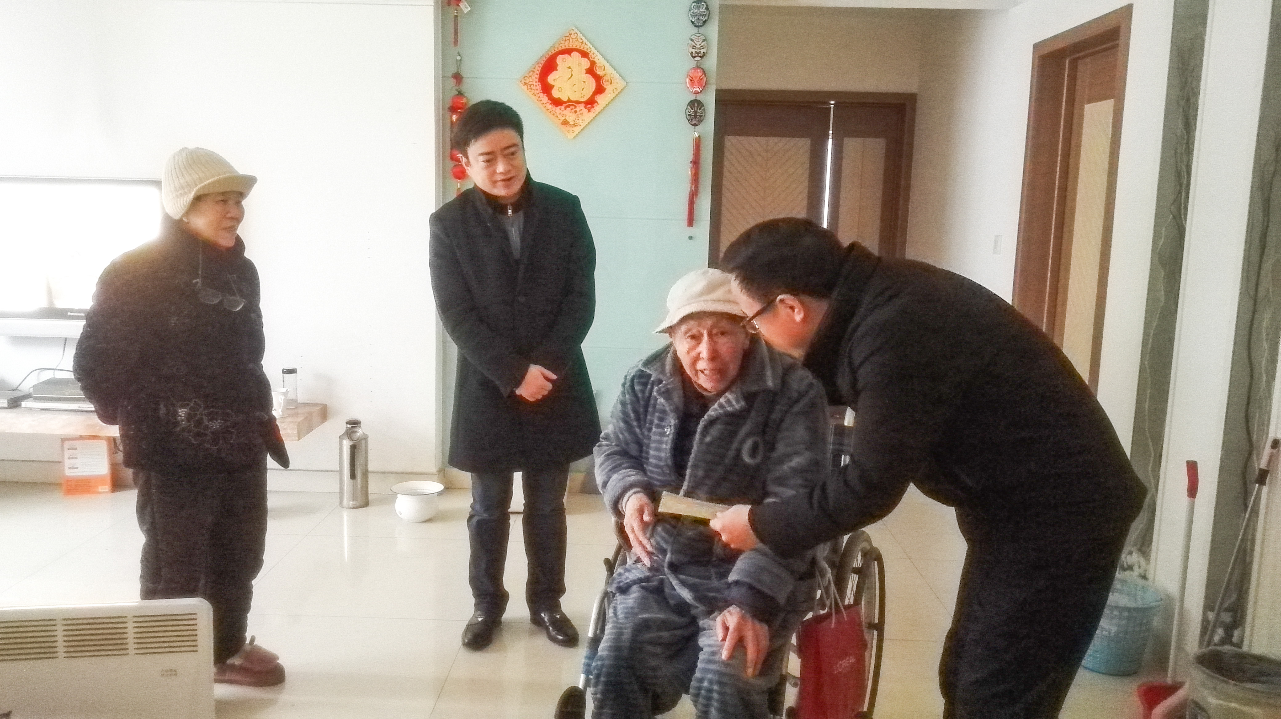 集團(tuán)公司開(kāi)展看望一線員工和慰問(wèn)老黨員活動(dòng)