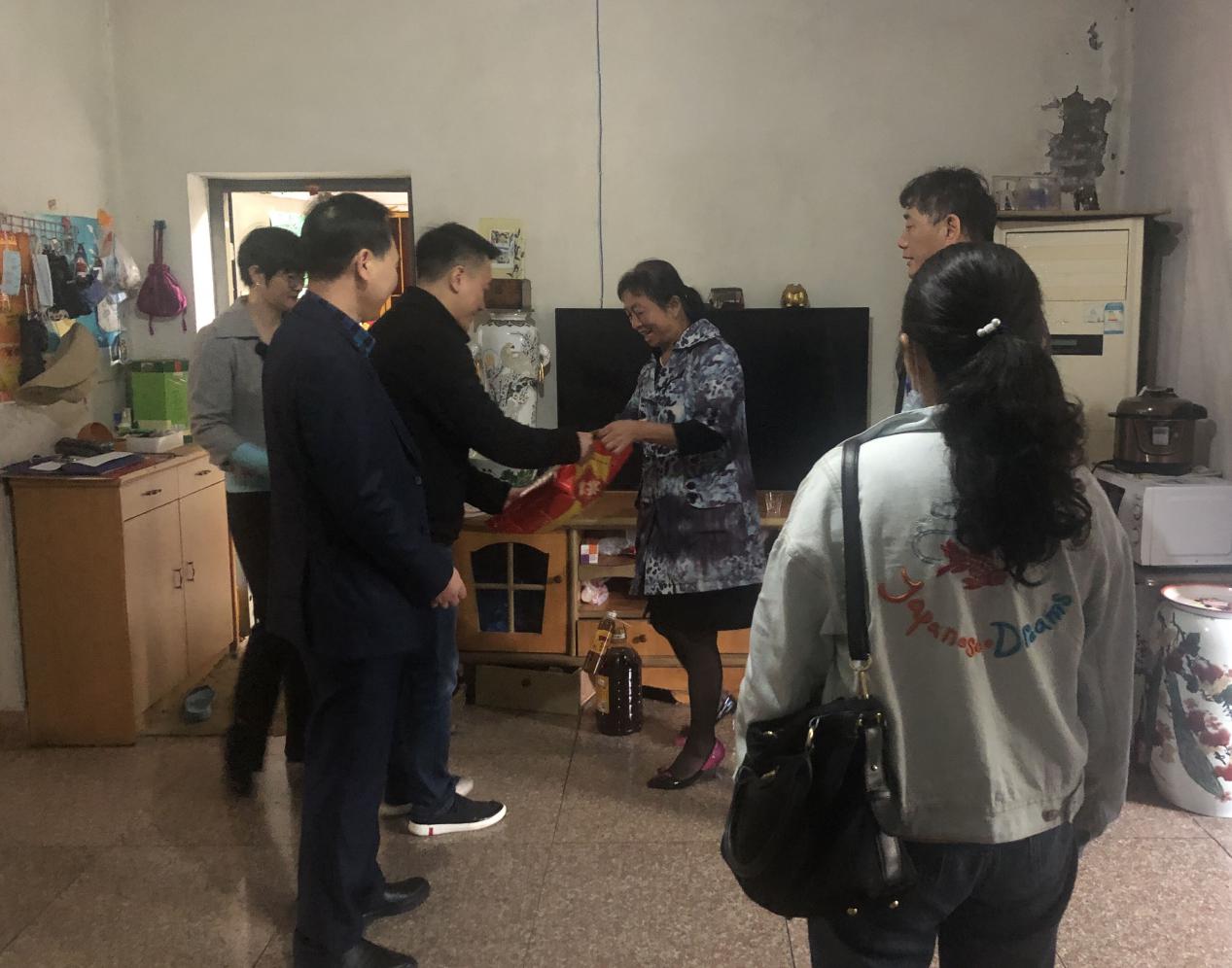 走訪慰問困難戶，真情關(guān)愛暖人心