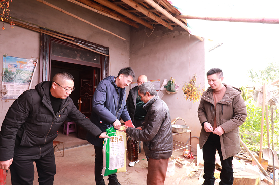 情系幫扶戶 慰問(wèn)暖民心 ——天泉支部開展主題黨日活動(dòng)