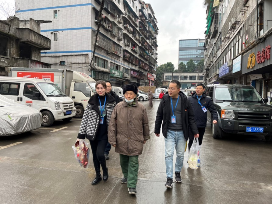 節(jié)前慰問送溫暖，情系下渡口社區(qū)困難群眾