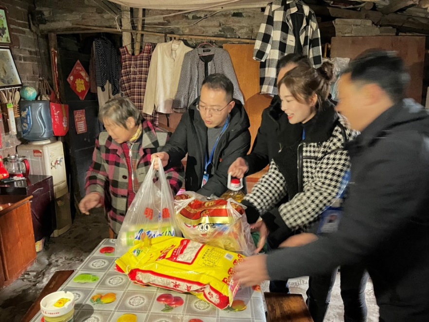 節(jié)前慰問送溫暖，情系下渡口社區(qū)困難群眾