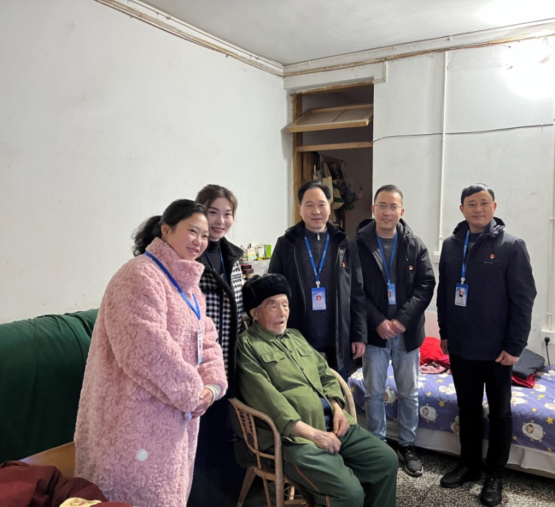 節(jié)前慰問送溫暖，情系下渡口社區(qū)困難群眾