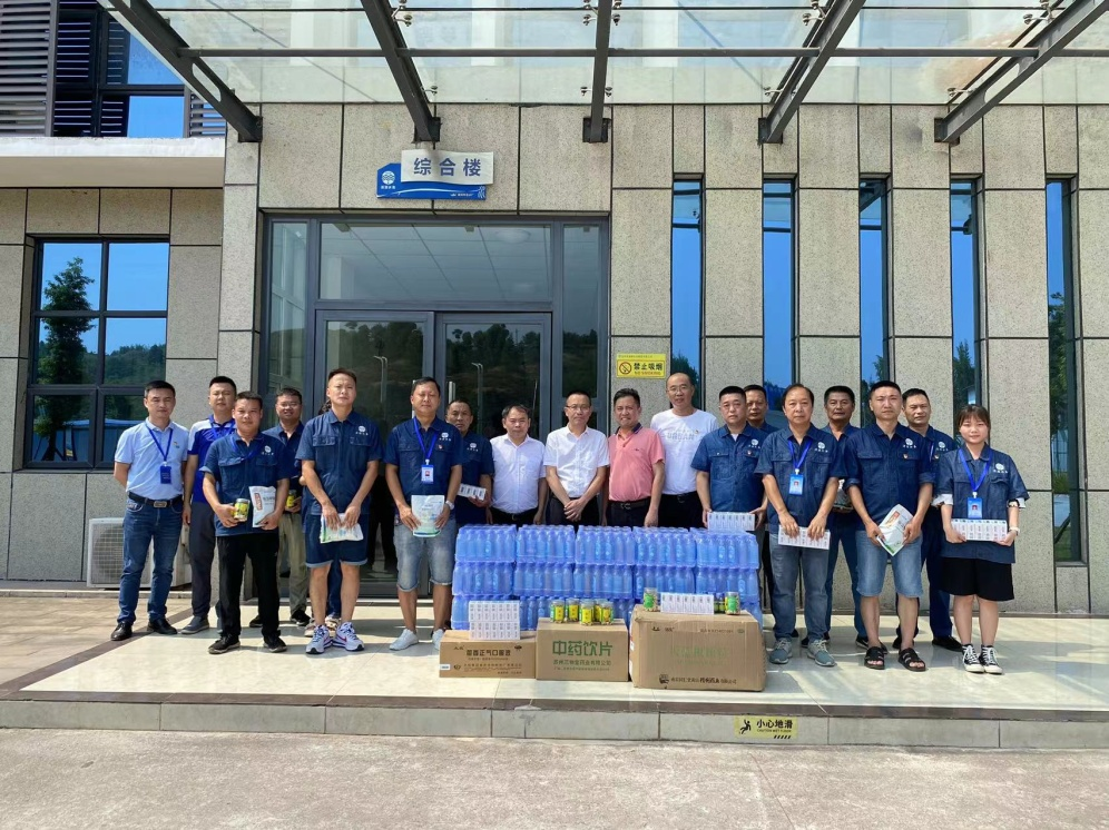 公服集團(tuán)黨委書記、董事長楊中才一行到清源水務(wù)公司開展“夏送清涼”慰問活動(dòng)