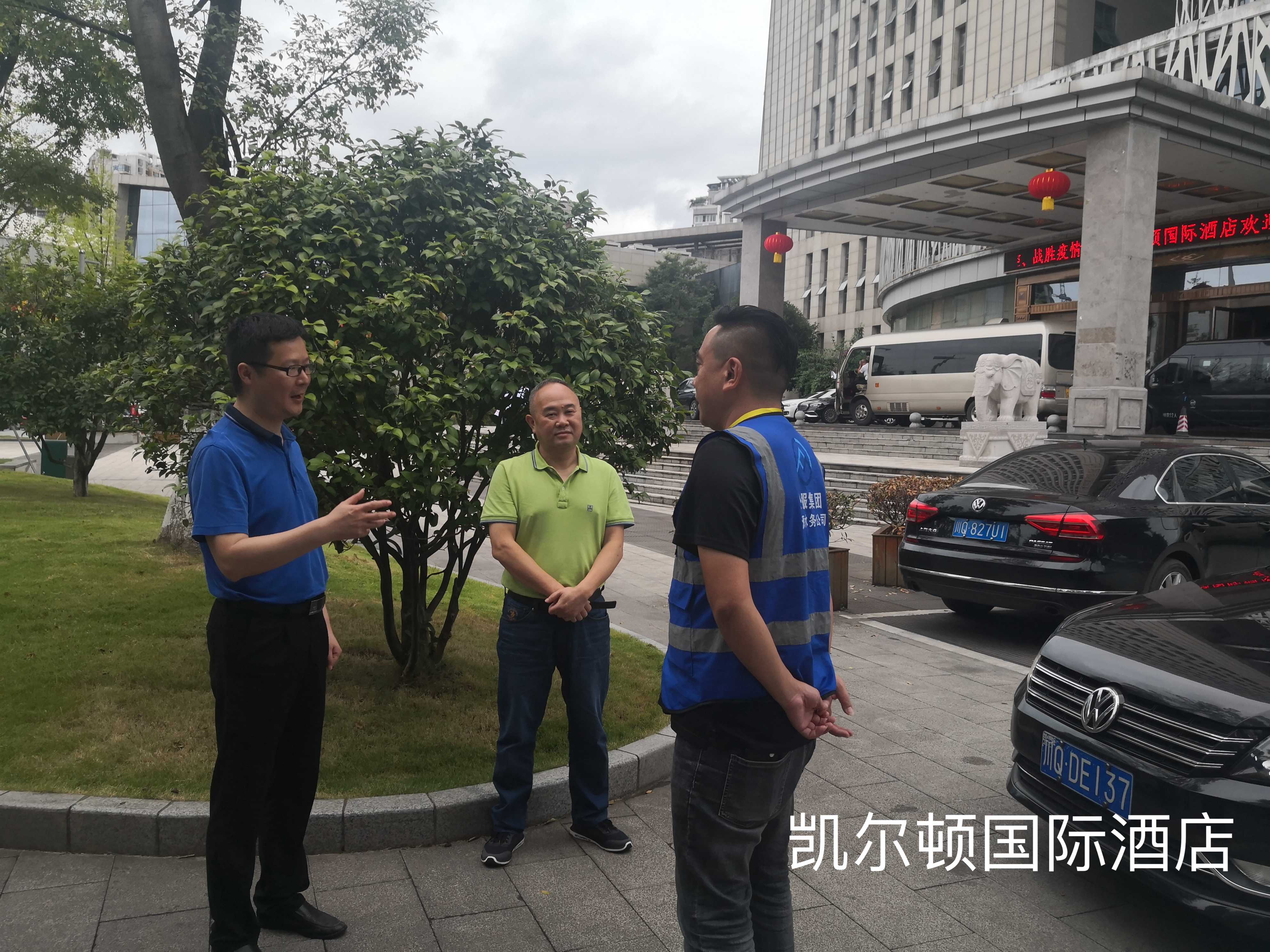 公服集團(tuán)黨委委員、監(jiān)事會(huì)主席周威看望動(dòng)力電池大會(huì)各保障點(diǎn)一線員工