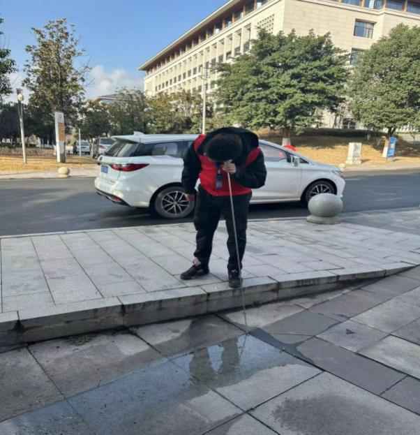 供水進(jìn)校園 服務(wù)暖人心 —投資公司支部、臨港支部聯(lián)合開展“進(jìn)校辦實(shí)事”主題黨日活動(dòng)