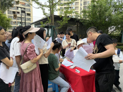 小區(qū)現(xiàn)場辦公解難題 助推供水服務“加速跑” —臨港公司開展“進小區(qū)”五進實踐活動